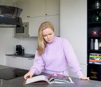 Ovien vaihdolla uutta ilmettä keittiöön Pia Wartiaisen keittiö sai uuden ilmeen ovien vaihdolla.